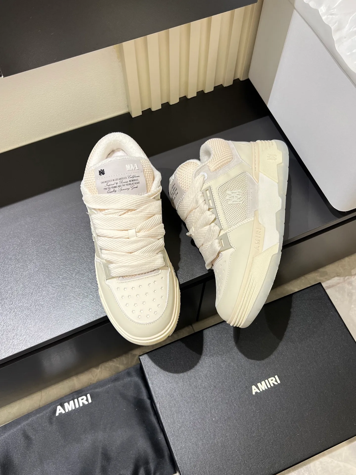 Men's shoes 💰p680 [AMIRI] 2025 spring and summer series new sneakers, new 🆕 bread shoes, bread shoes have a very special big tongue design, thickened outsole, rounded toe, oversized rubber sole and perforated star details, whoever wears them will look better! The appearance is responsible, the feet are retro and handsome! Size: 38-45